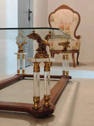 Antigua mesa de cristal con águilas.