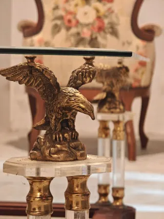 Antigua mesa de cristal con águilas.