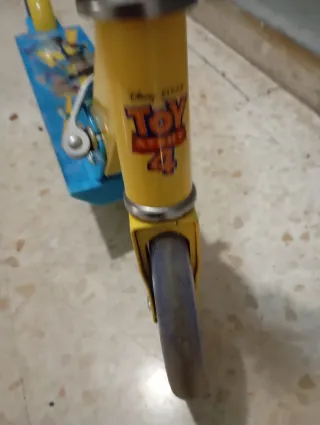 Patinete infantil azul y amarillo