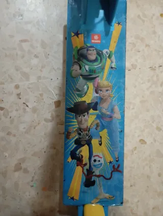 Patinete infantil azul y amarillo