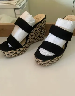 Sandalias cuña Sfera mujer negras y beige
