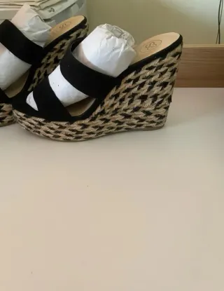 Sandalias cuña Sfera mujer negras y beige