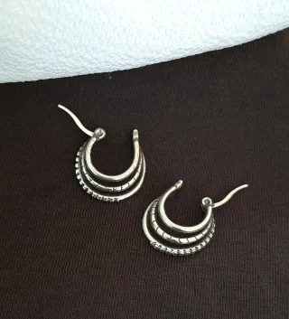 Pendientes Aros desiguales, textura y circonitas.