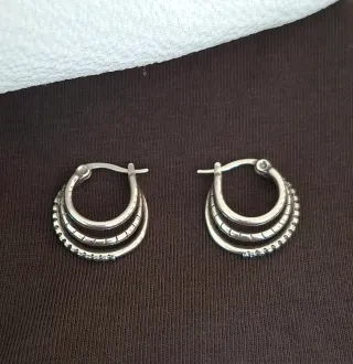 Pendientes Aros desiguales, textura y circonitas.