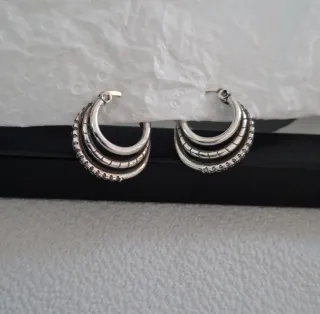 Pendientes Aros desiguales, textura y circonitas.