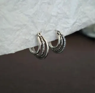 Pendientes Aros desiguales, textura y circonitas.