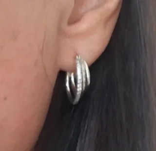 Pendientes Aros desiguales, textura y circonitas.