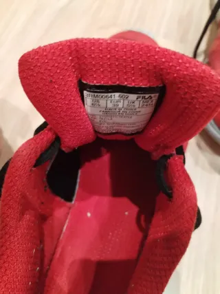 Deportivas Fila Rojas y Negras