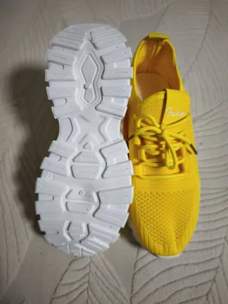 Zapatillas Deportivas Amarillas y Blancas