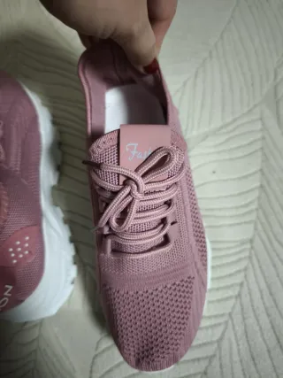 Zapatillas deportivas rosas y blancas