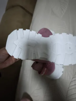 Zapatillas deportivas rosas y blancas