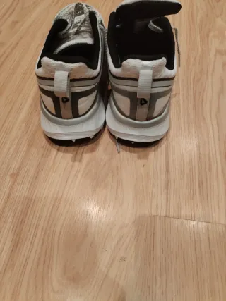 Deportivas Fila grises y blancas