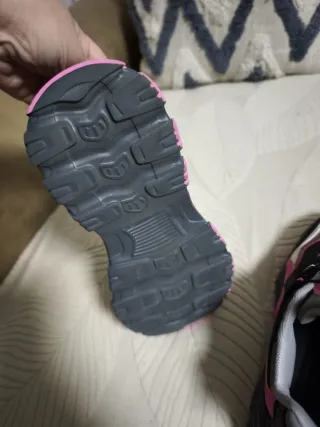 Zapatillas deportivas negras y rosas