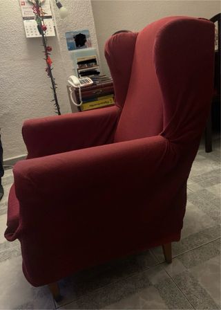 Sillón de tela rojo con funda