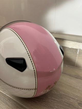 Casco de moto rosa con visera