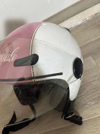 Casco de moto rosa con visera