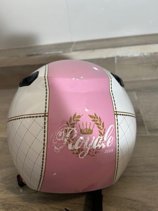 Casco de moto rosa con visera