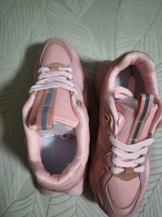 Zapatillas deportivas rosas y beige