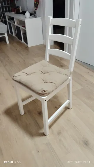 Silla blanca con cojín beige