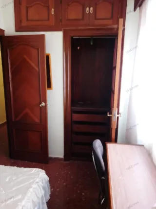 SE ALQUILAN 2 HABITACIONES. LUZ INCLUIDA EN PRECIO