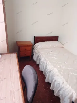 SE ALQUILAN 2 HABITACIONES. LUZ INCLUIDA EN PRECIO