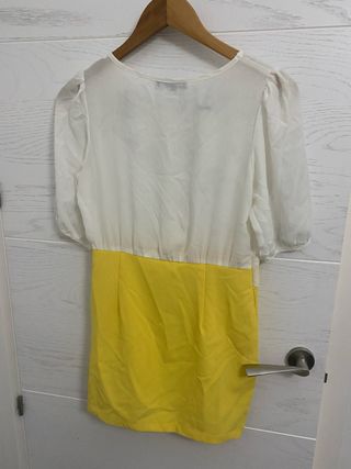 Vestido blanco y amarillo con volantes