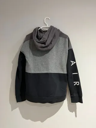 Chaqueta Nike gris y negra