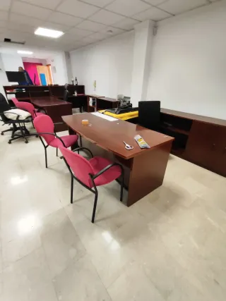 Scrivanie, scaffali e sedie