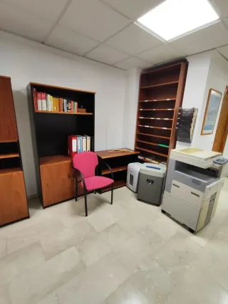 Scrivanie, scaffali e sedie