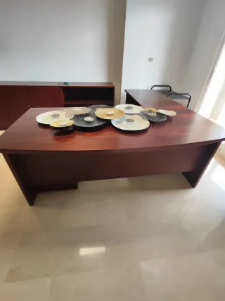 Scrivanie, scaffali e sedie