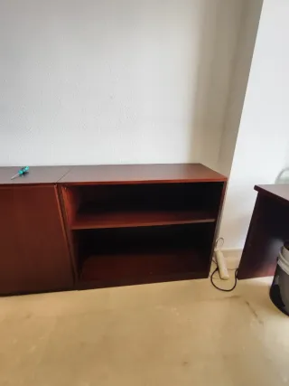 Scrivanie, scaffali e sedie