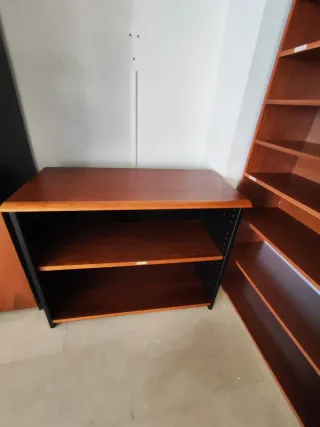 Scrivanie, scaffali e sedie