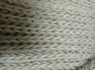 Bufanda grande de punto beige.