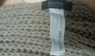 Bufanda grande de punto beige.