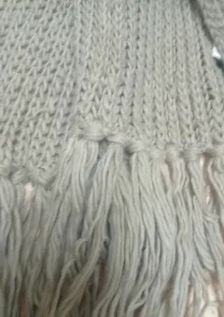 Bufanda grande de punto beige.