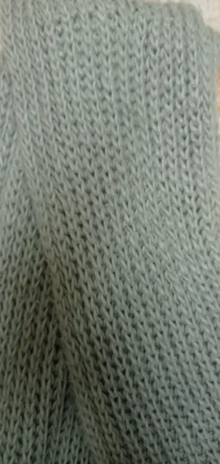 Bufanda grande de punto beige.