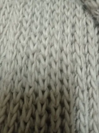 Bufanda grande de punto beige.