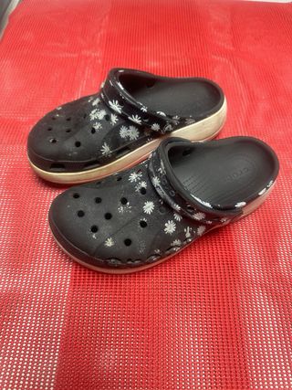 Botines negros con detalles dorados Guess y Crocs