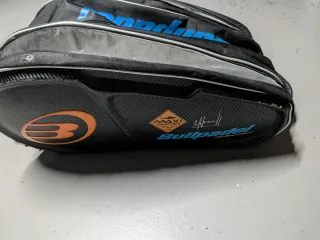 Paletero Negro y Azul Bullpadel.