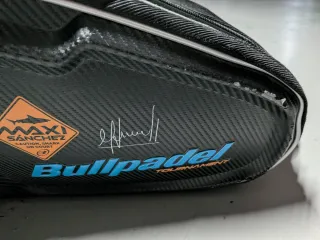 Paletero Negro y Azul Bullpadel.