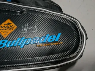 Paletero Negro y Azul Bullpadel.