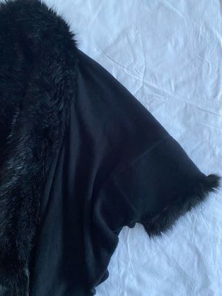 Poncho Negro con Pelo Sintético | El Corte Inglés