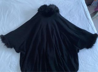 Poncho Negro con Pelo Sintético | El Corte Inglés