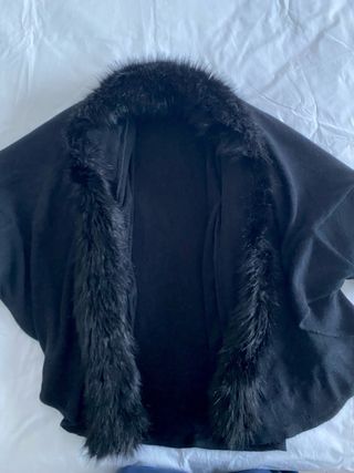 Poncho Negro con Pelo Sintético | El Corte Inglés