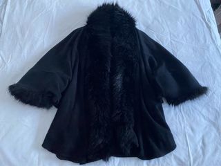 Poncho Negro con Pelo Sintético | El Corte Inglés