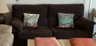 Sofá marrón de tela no incluye cojines decorativos