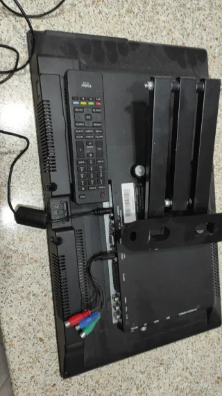 TV Haier 22 pollici con staffa senza piede