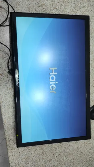 TV Haier 22 pollici con staffa senza piede