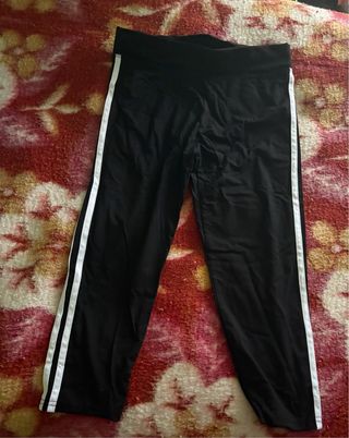 Pantalones negros con rayas blancas