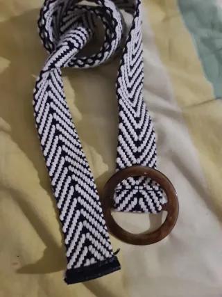 Cinto tejido blanco y negro con hebilla redonda